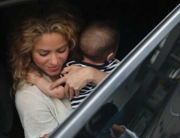 20.jun.2013 - A cantora colombiana Shakira desembarca no aeroporto internacional do Rio de Janeiro com o filho Milan. A cantora pega o bebê antes de entrar no carro, cercada por seguranças. Ela veio encontrar o namorado, o jogador da seleção espanhola Piqué