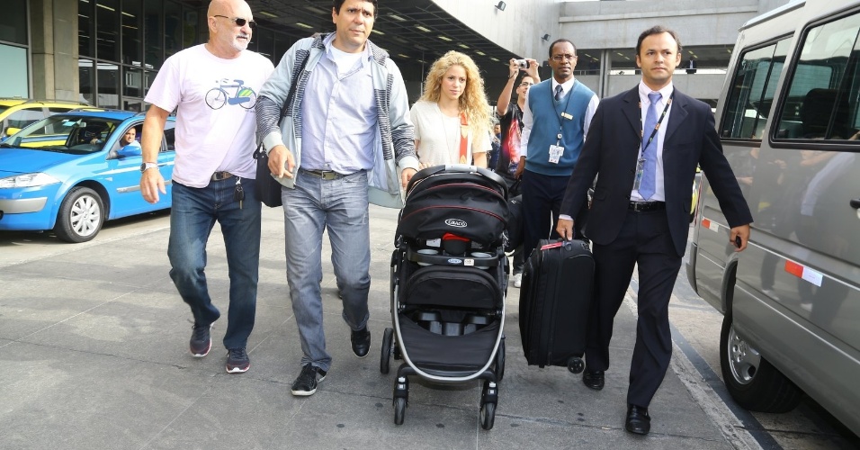 20.jun.2013 - A cantora colombiana Shakira desembarca no aeroporto internacional do Rio de Janeiro com o filho Milan. Ela veio acompanhar o namorado, o jogador da seleção espanhola Piqué