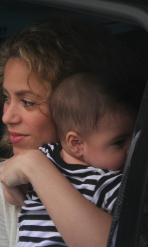 20.jun.2013 - A cantora colombiana Shakira desembarca no aeroporto internacional do Rio de Janeiro com o filho Milan. Ela veio encontrar o namorado, o jogador da seleção espanhola Piqué