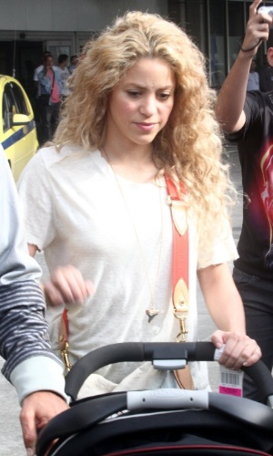 20.jun.2013 - A cantora colombiana Shakira desembarca no aeroporto internacional do Rio de Janeiro com o filho Milan. Ela veio encontrar o namorado, o jogador da seleção espanhola Piqué