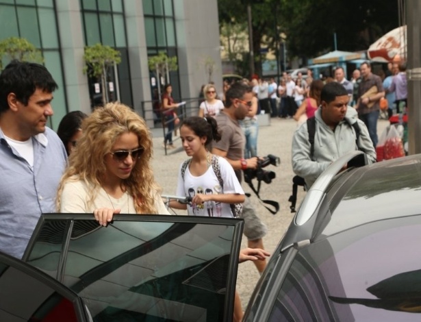 20.jun.2013 - A cantora colombiana Shakira visita consulado americano em Botafogo, no Rio