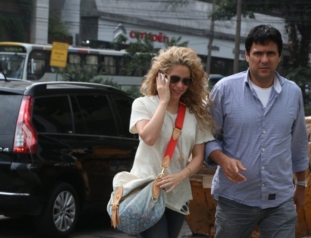 20.jun.2013 - A cantora colombiana Shakira visita consulado americano em Botafogo, no Rio