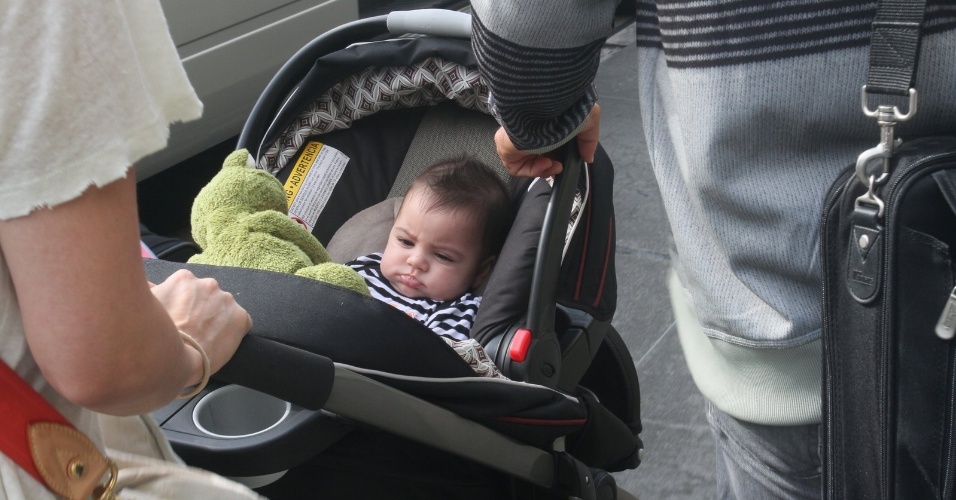 20.jun.2013 - Milan, filho da cantora colombiana Shakira com o jogador de futebol espanhol Gerard Piqué, chega com a mãe ao Rio de Janeiro