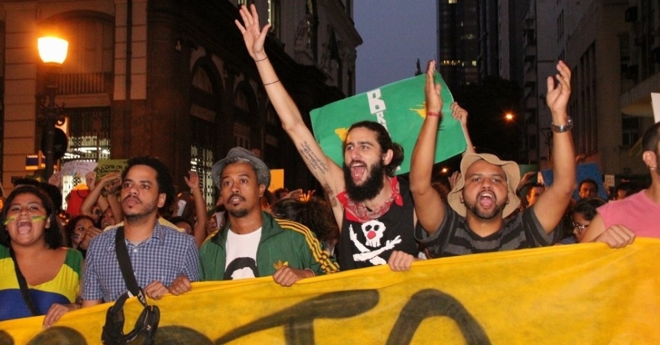20.jun.2013 - O ator Bernardo Mendes (de barba) participa da mobilização no Rio de Janeiro, nesta quinta-feira