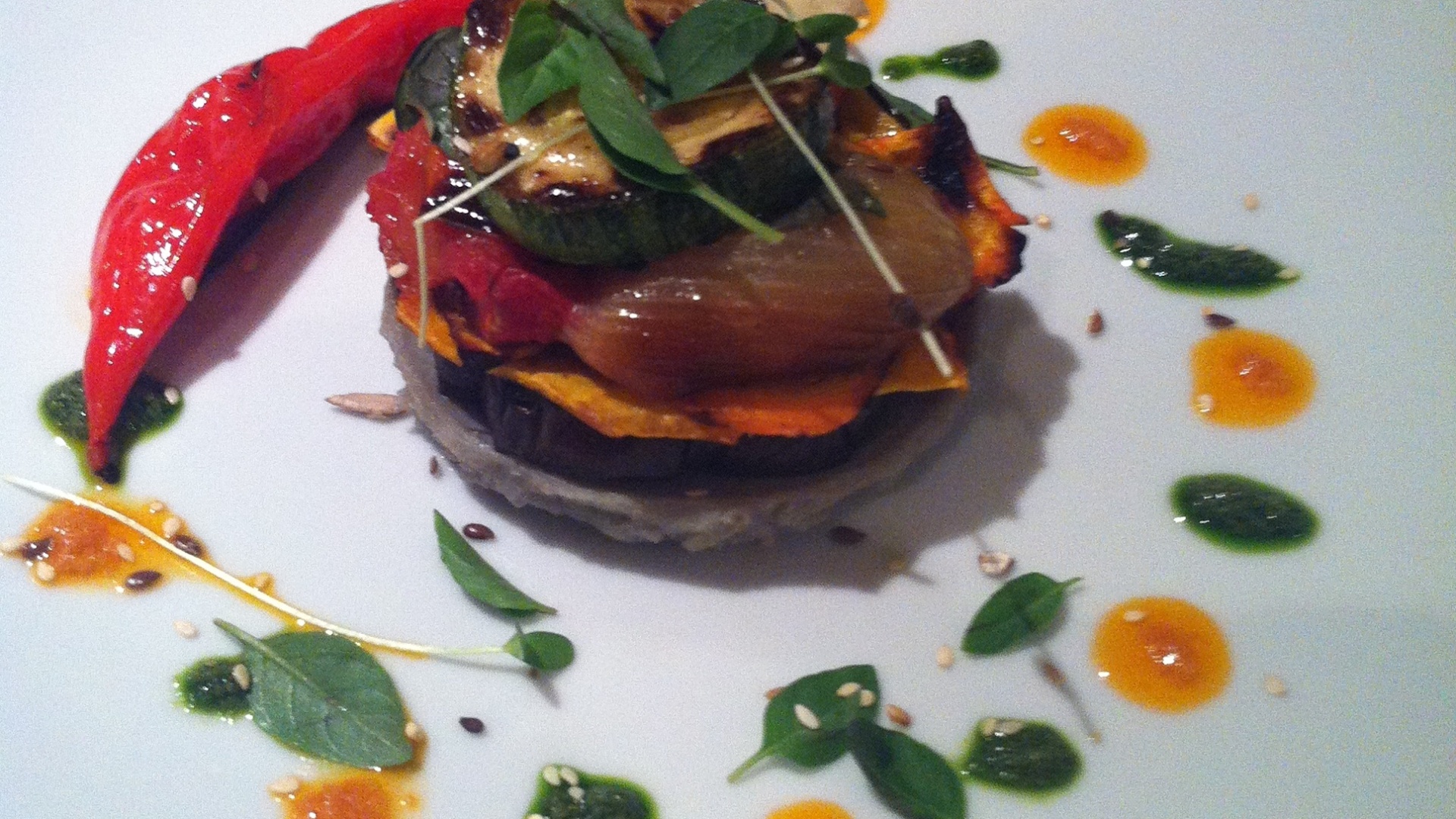 Alcachofra com cogumelos, abobrinha, cebolas grelhadas, tomate e manjericão servido com pesto; da Neka Gastronomias (www.neka.com.br) - Divulgação/Neka Gastronomias