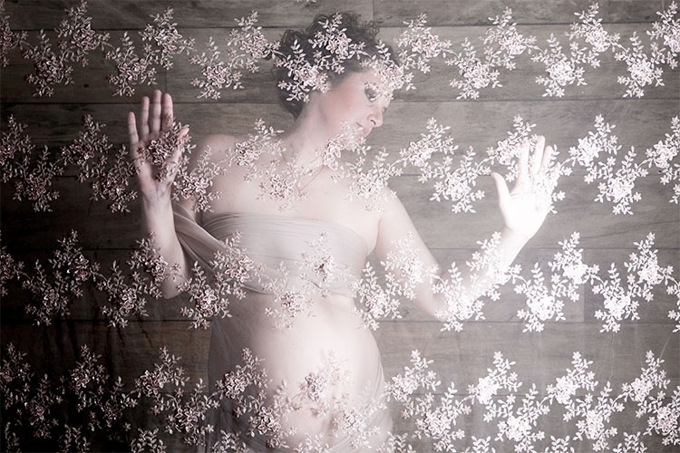 Além de contar com diversas opções de cenários e figurinos diferentes, as grávidas têm no estúdio da fotógrafa Lidi Lopez (www.lidilopez.com.br) o serviço da maquiadora Sandra Soares, responsável pela preparação para as fotos - Lidi Lopez/Divulgação