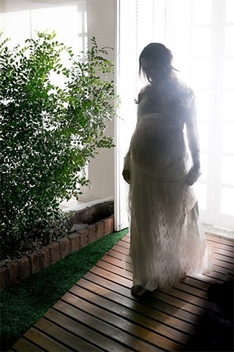 Além de contar com diversas opções de cenários e figurinos diferentes, as grávidas têm no estúdio da fotógrafa Lidi Lopez (www.lidilopez.com.br) o serviço da maquiadora Sandra Soares, responsável pela preparação para as fotos - Lidi Lopez/Divulgação