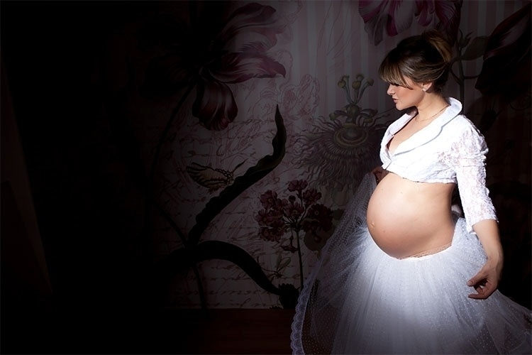 Com uma gama imensa de tules, vestidos e tecidos, a grávida pode escolher na hora o que vai vestir durante o ensaio feito pela fotógrafa Lidi Lopez (www.lidilopez.com.br) - Lidi Lopez/Divulgação