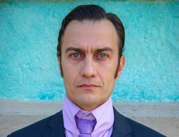 Gabriel Braga Nunes é Professor Aristóbulo em "Saramandaia"