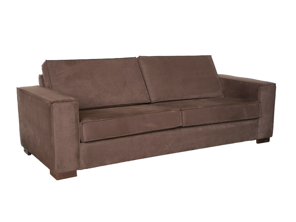 O sofá de três lugares, em tecido suede na cor chocolate, mede 218 cm por 92 cm por 80 cm. O produto custa R$ 1.699,90 na Etna (www.etna.com.br) I Preços pesquisados em junho de 2013 e sujeitos a alterações - Divulgação