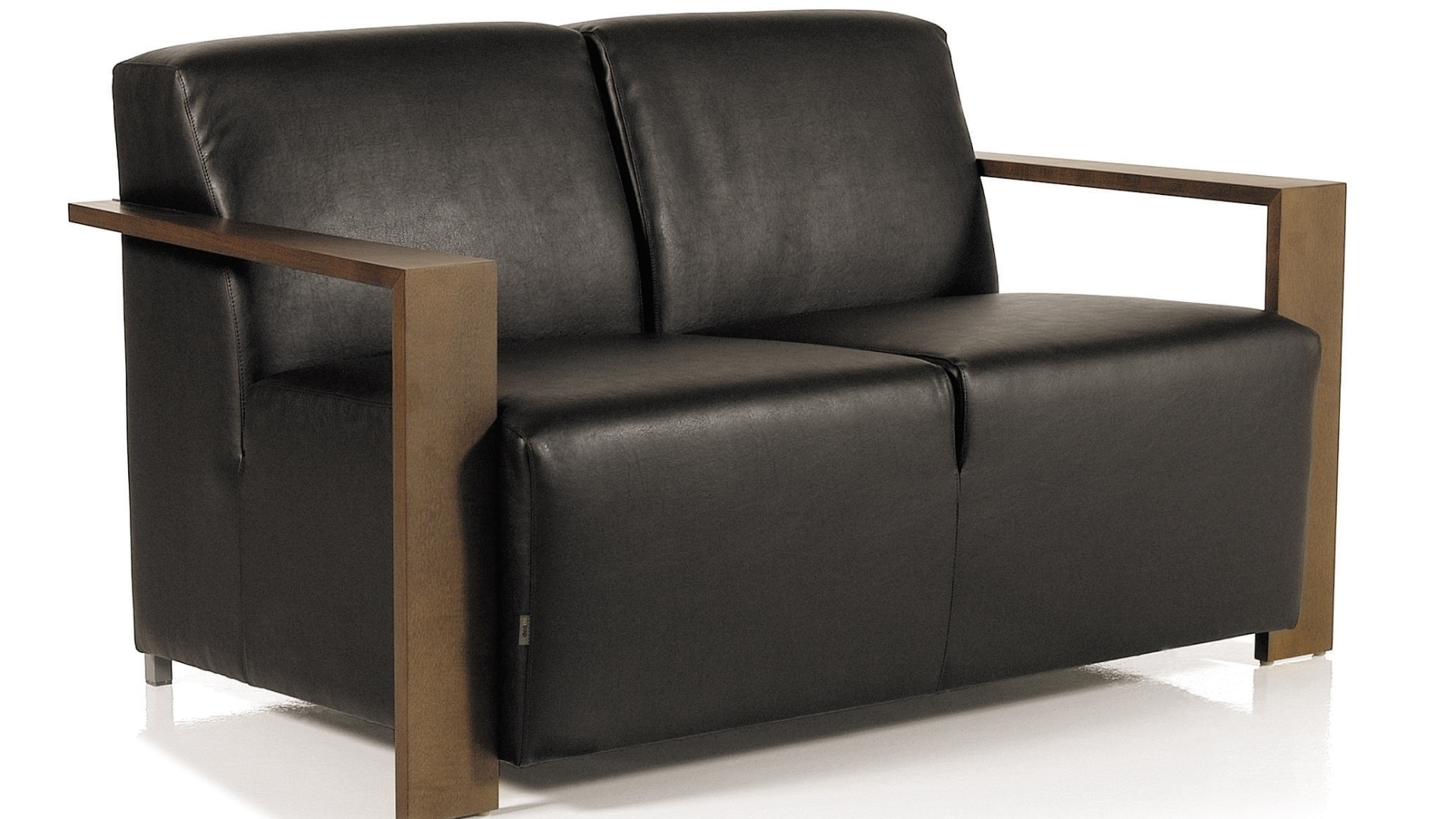 O sofá, do modelo Soft, de dois lugares, tem estrutura de madeira e revestimento de couro ecológico. A peça sai por R$ 2.449 na Wish Design (11 5052-0812) e mede 144 cm por 90 cm por 77cm I Preços pesquisados em junho de 2013 e sujeitos a alterações - Divulgação