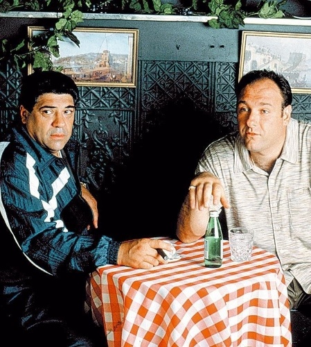 Os atores Vincent Pastore e James Gandolfini em cena da série "Família Soprano"