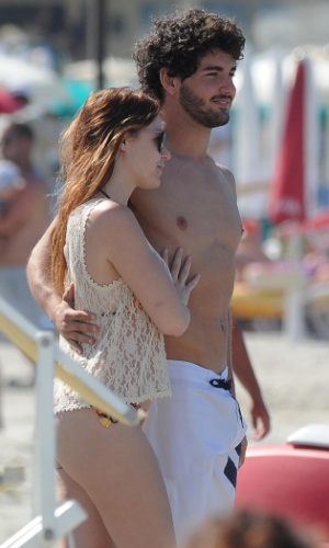 12.jun.2013 - O jogador Alexandre Pato e a empresária Barbara Berlusconi namoram em praia da Sardenha. O casal está junto desde março de 2011