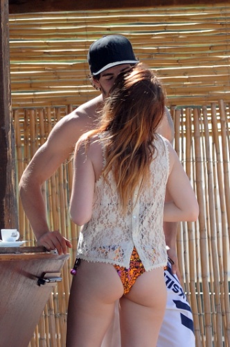 12.jun.2013 - O jogador Alexandre Pato e a empresária Barbara Berlusconi namoram em praia da Sardenha. O casal está junto desde março de 2011