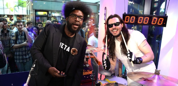 Os músicos Questlove e Andrew W.K. se apresentam durante o O Music Awards