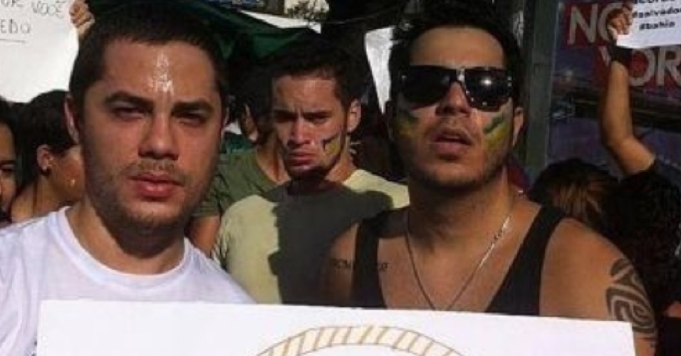 20. jun.2013 - O cantor Tomate (dir) protesta contra a PEC 37 durante manifestação em Salvador