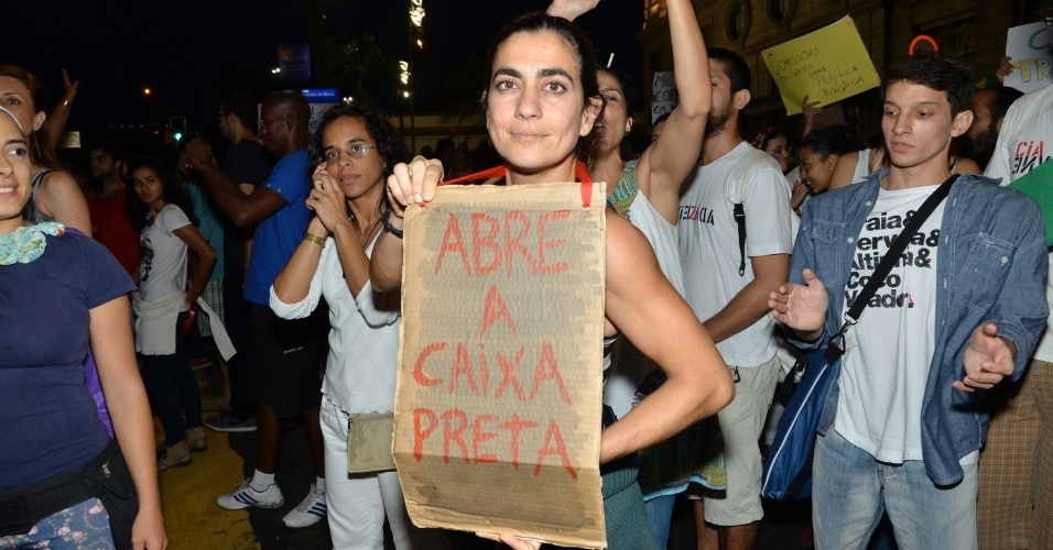 20.jun.2013 - A atriz Carol Machado usa cartaz de protesto durante manifestação da ala LGBT" na passeata "Dia Nacional de Lutas", no Largo de São Francisco, Centro do Rio de Janeiro