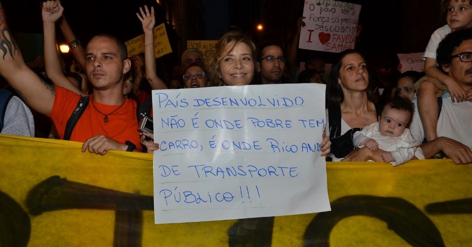 20.jun.2013 - A atriz Christine Fernandes leva cartaz de protesto durante manifestação da ala LGBT" na passeata "Dia Nacional de Lutas", no Largo de São Francisco, Centro do Rio de Janeiro