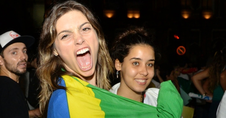 20.jun.2013 - A atriz Juliana Schalch se cobre com a bandeira do Brasil durante manifestação da ala LGBT na passeata "Dia Nacional de Lutas", no Largo de São Francisco, Centro do Rio de Janeiro