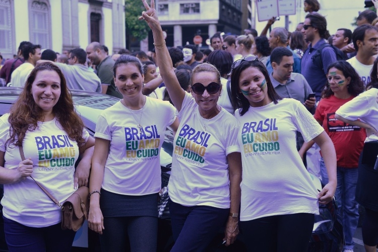20.jun.2013 -  A estilista Lenny Niemeyer (ao centro, de óculos) participa com amigas de manifestação no Rio de Janeiro