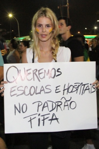 20.jun.2013 - A modelo Yasmin Brunet leva cartaz de protesto durante manifestação da ala LGBT na passeata "Dia Nacional de Lutas", no Largo de São Francisco, Centro do Rio de Janeiro
