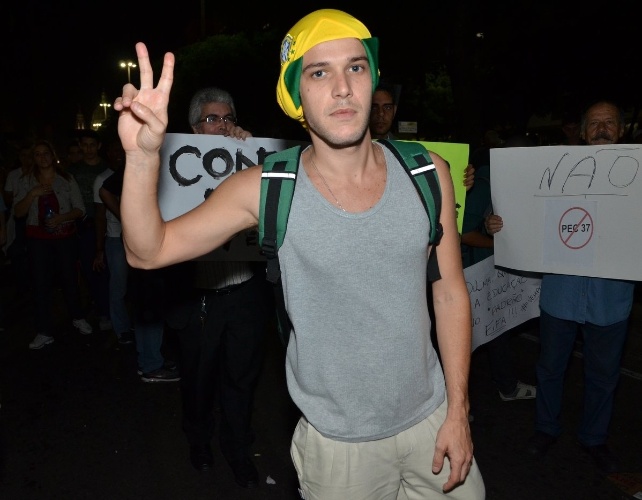 20.jun.2013 -  O ator Jayme Matarazzo participa de manifestação  da ala LGBT" na passeata "Dia Nacional de Lutas", no Largo de São Francisco, Centro do Rio de Janeiro