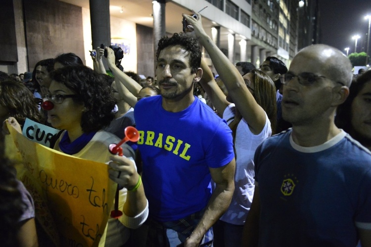 20.jun.2013 -  O ator Tuca Andrada participa de manifestação no Rio de Janeiro