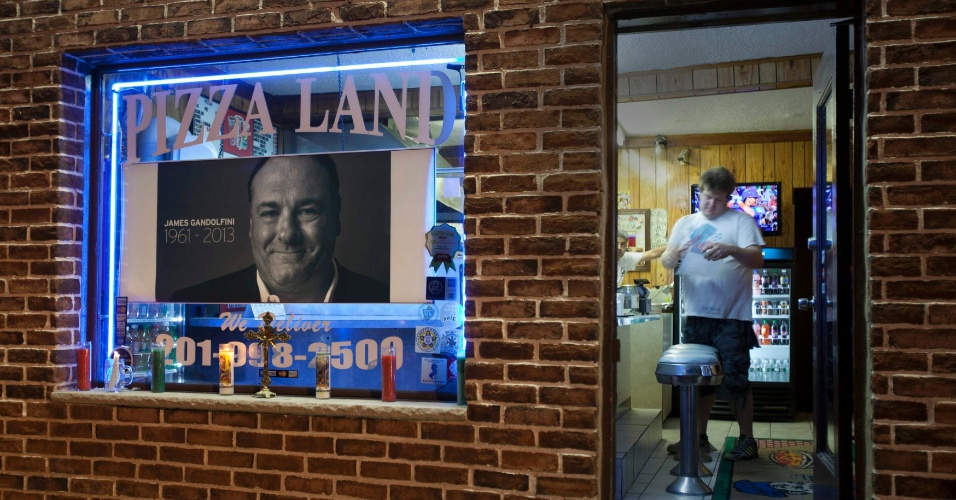 20.jun.2013 - Pizzaria Pizza Land, em Nova Jersey, monta altar em homenagem ao ator James Gandolfini, que morreu aos 51 anos. A pizzaria apareceu algumas como cenário da série "Família Soprano", protagonizada por Gandolfini entre 1999 e 2007