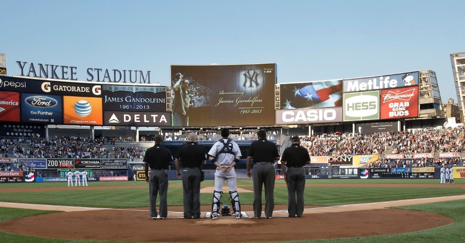 20.jun.2013 - Time de baseball New York Yankees faz um minuto de silêncio em homenagem ao ator James Gandolfini em seu estádio em Nova York antes de partida contra o Tampa Bay Rays. Gandolfini morreu aos 51 anos, vítima de ataque cardíaco