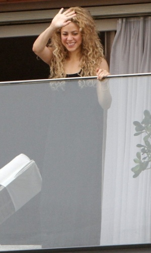 21.jun.2013 - A cantora Shakira acena para os fãs da sacada do hotel Fasano, em Ipanema, no Rio de Janeiro