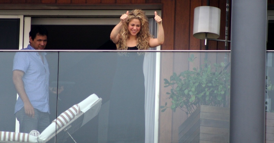 21.jun.2013 - A cantora Shakira acena para os fãs da sacada do hotel Fasano, em Ipanema, no Rio de Janeiro