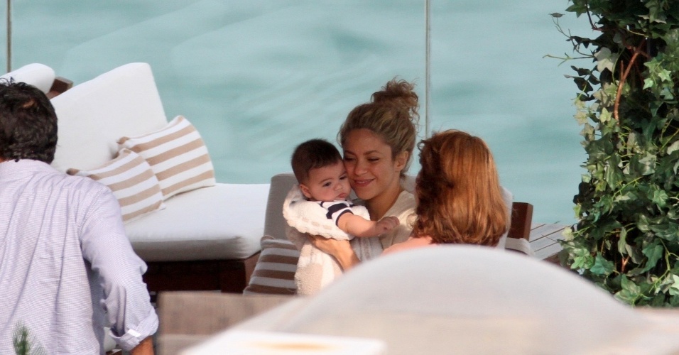 21.jun.2013 - A cantora Shakira é fotografada com o filho Milan no hotel Fasano, na zona sul do Rio. Ela está na cidade para assistir aos jogos do marido, Gerard Piqué, pela Espanha, na Copa das Confederações