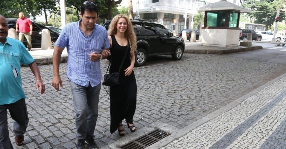 21.jun.2013 - A cantora Shakira é fotografada saindo do consulado dos Estados Unidos no Centro do Rio de Janeiro. Na tarde de quinta-feira (20), ela também visitou o consulado americano, mas na unidade de Botafogo. Shakira desembarcou no Rio com o filho Milan, e veio acompanhar o namorado, o jogador da seleção espanhola Gerard Piqué