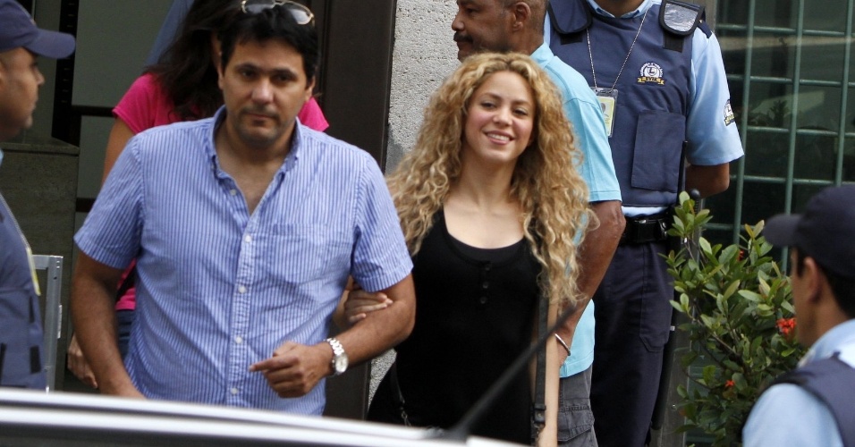 21.jun.2013 - A cantora Shakira é fotografada saindo do consulado dos Estados Unidos no Centro do Rio de Janeiro. Na tarde de quinta-feira (20), ela também visitou o consulado americano, mas na unidade de Botafogo. Shakira desembarcou no Rio com o filho Milan, e veio acompanhar o namorado, o jogador da seleção espanhola Gerard Piqué