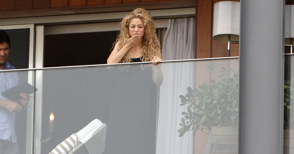 21.jun.2013 - A cantora Shakira manda beijo para os fãs da sacada do hotel Fasano, em Ipanema, no Rio de Janeiro