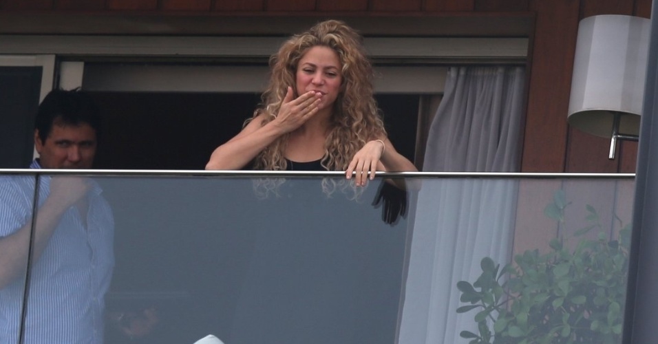 21.jun.2013 - A cantora Shakira manda beijo para os fãs da sacada do hotel Fasano, em Ipanema, no Rio de Janeiro