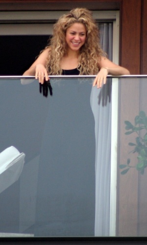 21.jun.2013 - A cantora Shakira sorri para os fãs da sacada do hotel Fasano, em Ipanema, no Rio de Janeiro