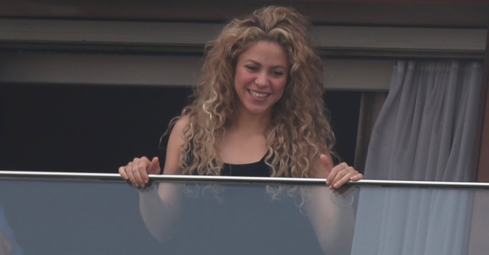 21.jun.2013 - A cantora Shakira sorri para os fãs da sacada do hotel Fasano, em Ipanema, no Rio de Janeiro