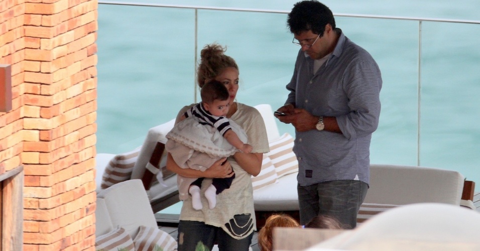21.jun.2013 - Com o cabelo preso, Shakira passeia com o filho Milan perto da piscina do hotel Fasano, em Ipanema, zona sul do Rio