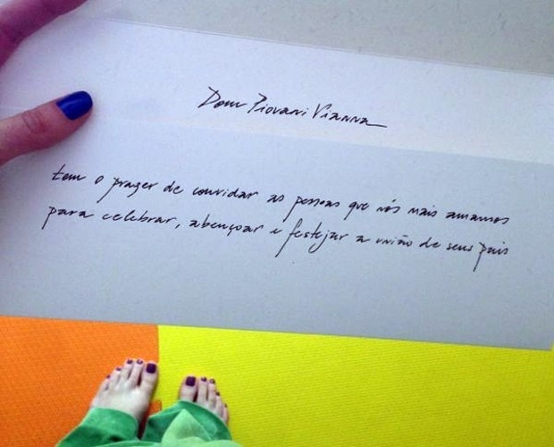 21.jun.2013 - Luana Piovani mostra convite de seu casamento com Pedro Scooby