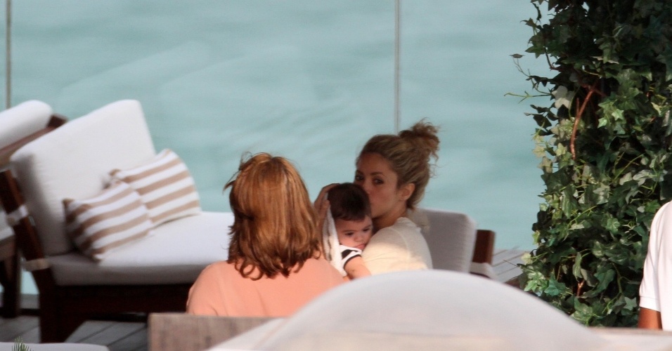 21.jun.2013 - Shakira passeia com o filho Milan pelo hotel onde está hospedada no Rio. A cantora está no Brasil para assistir aos jogos do marido, Gerard Piqué, pela Espanha, na Copa das Confederações