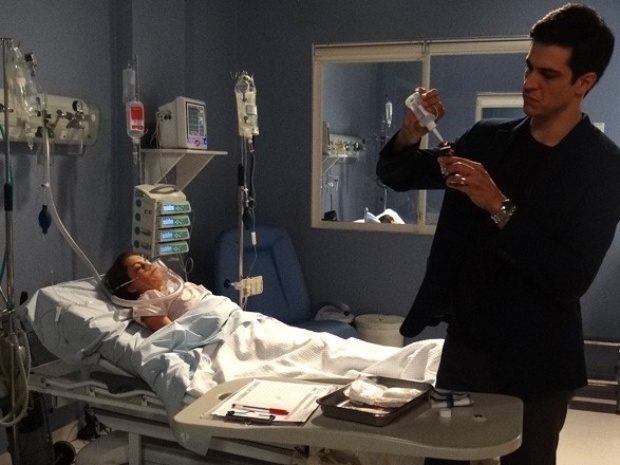 Em "Amor à Vida", Félix tenta matar Paulinha no hospital
