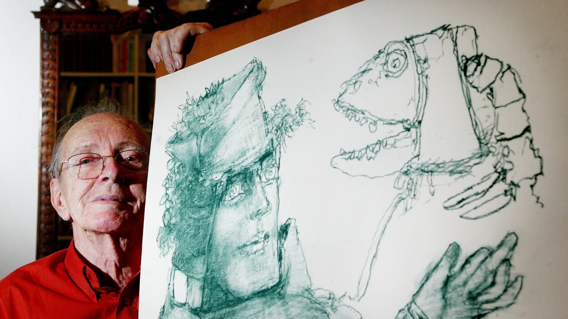 O artista plástico Marcelo Grassman, que morreu aos 88 anos em São Paulo, posa ao lado de uma de suas obras em foto de 2006 - Leonardo Wen / Folhapress