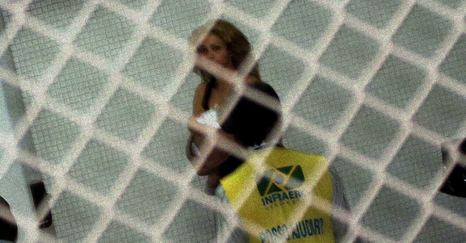 21.jun.2013 - Com o filho Milan nos braços, a cantora Shakira embarca no aeroporto do Galeão em direção a Fortaleza