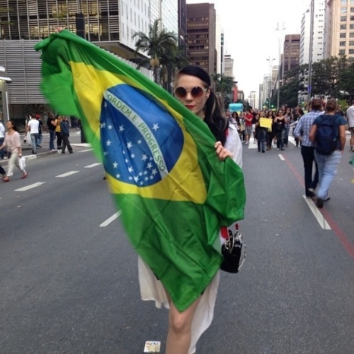 22.jun.2013 - A cantora Kate Nash publicou em seu Instagram foto em que aparece com a bandeira brasileira durante protesto realizado na avenida Paulista, em São Paulo