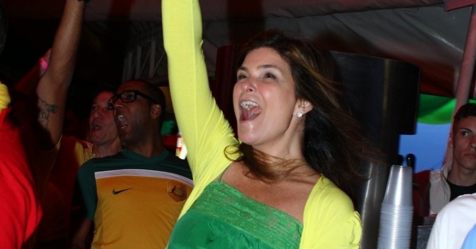 22.jun.2013 - Cristiana Oliveira vibra com o gol Brasil no jogo contra a Itália; a atriz assiste ao jogo em camarote no Morro da Urca - RJ