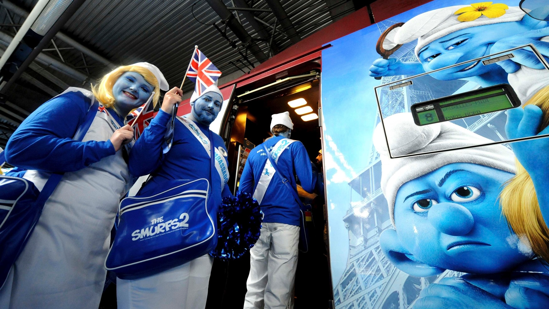 22.jun.2013 - Embaixadores Smurf posam em frente ao trem decorados com imagens do filme "Smurf 2" no dia em que se comemora o aniversário de seu criador, Peyo, e também o Dia Global dos Smurfs, em Bruxelas, Bélgica - Laurent Dubrule / Reuters
