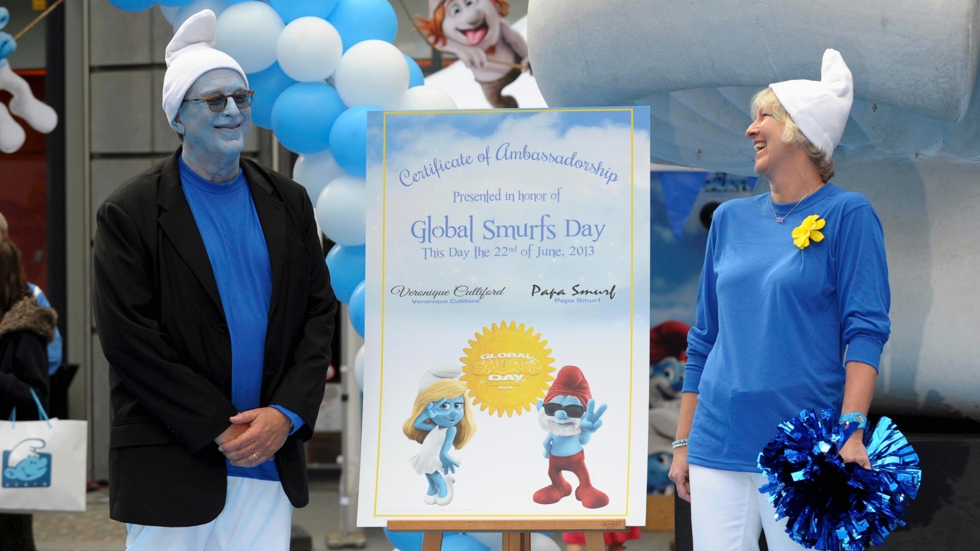 22.jun.2013 - Embaixadores Smurfs celebram o aniversário de seu criador, Peyo, e também o Dia Global dos Smurfs, em Bruxelas, Bélgica - Laurent Dubrule / Reuters