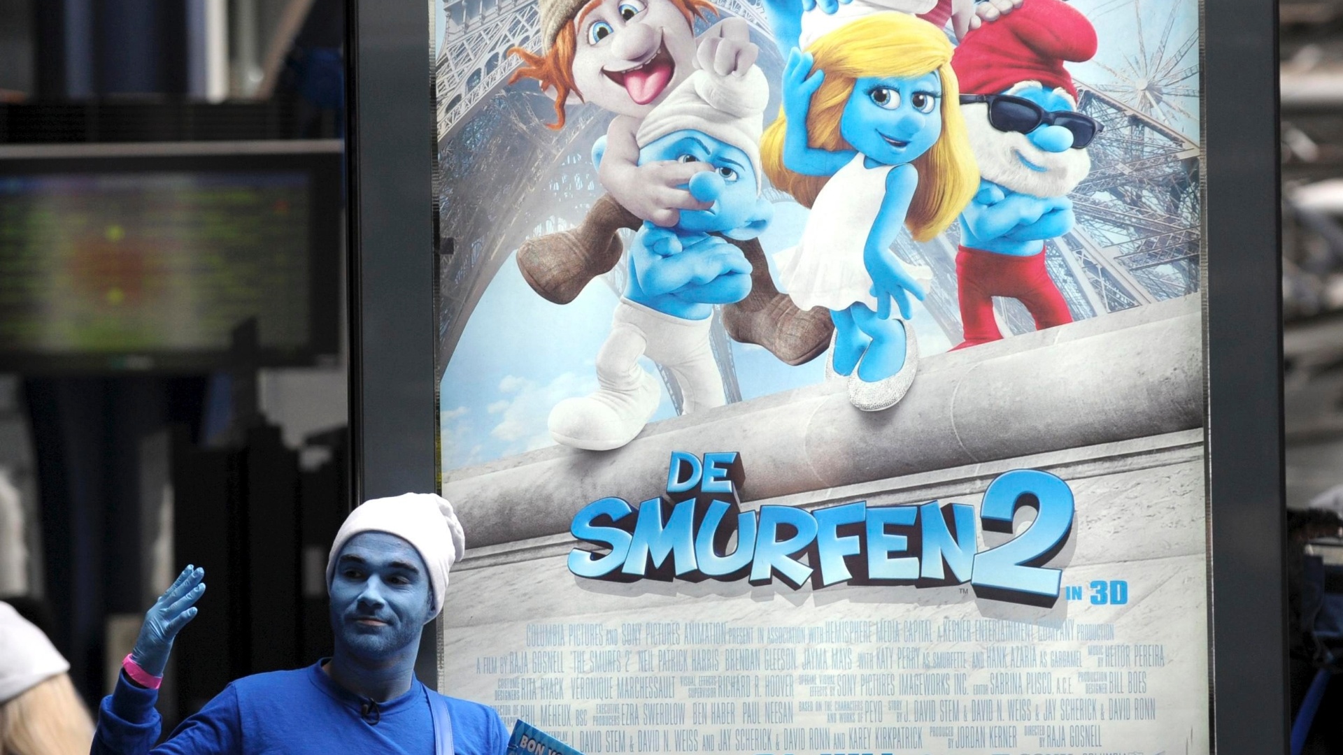 22.jun.2013 - Embaixadores Smurfs celebram o aniversário de seu criador, Peyo, e também o Dia Global dos Smurfs, em Bruxelas, Bélgica - Laurent Dubrule / Reuters