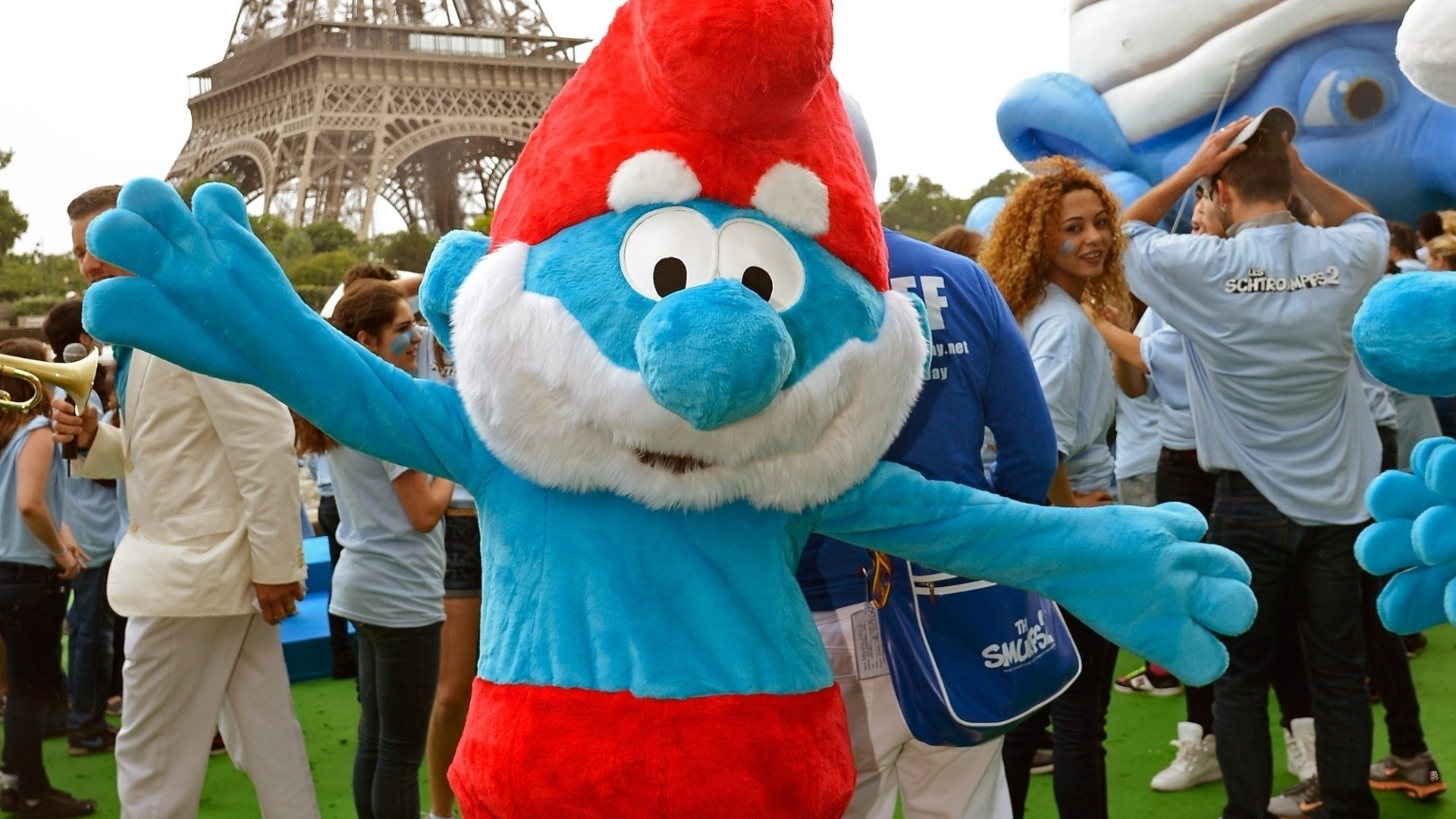 22.jun.2013 - O personagem Papai Smurf participa de flash mob em frente à Torre Eiffel, em Paris, em comemoração ao Dia Global dos Smurfs. Os embaixadores Smurfs vieram da Bélgica, terra Natal do criador e cartunista Pierre Culliford, conhecido também como Peyo. Eles dançam uma coreografia ensaiada com os integrantes da "Dança dos Famosos" francês - Pascal Le Segretain / Getty Images